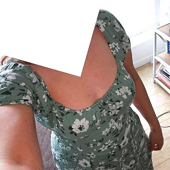 Hollister Sofia Side-Smocked Midi Dress COLOR: GREEN FLORAL SIZE: M Petite - Picture 4 of 8